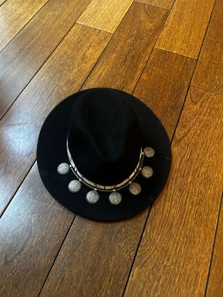 Gorro Zara Negro con Adornos Plateados