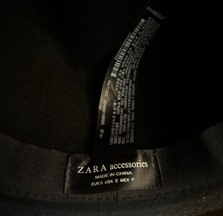 Gorro Zara Negro con Adornos Plateados
