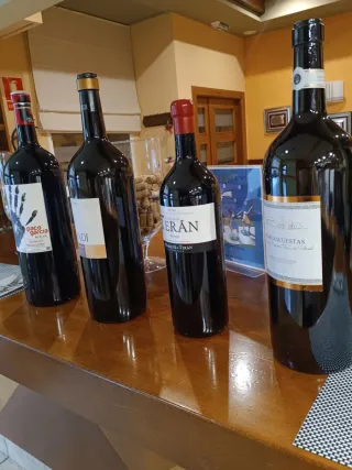 Botellas de vino grandes decorativas