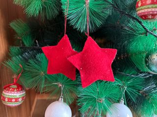 Estrellas rojas adornos árboles de Navidad tela