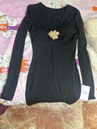 Vestido negro con detalle dorado