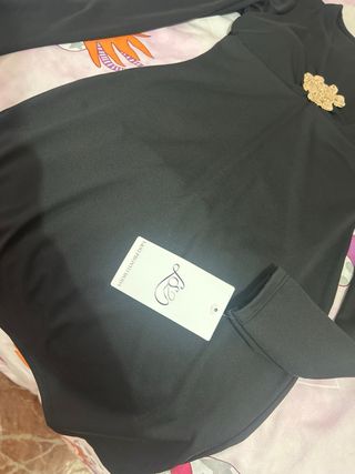 Vestido negro con detalle dorado
