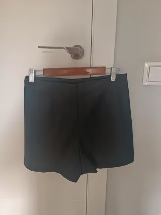 Falda pantalón efecto piel negra