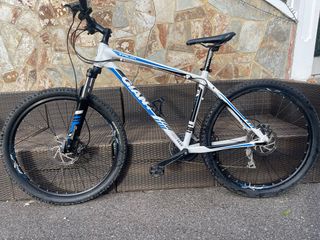 Bicicleta Montagna Giant Talon