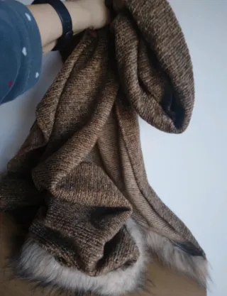 Bufanda Parfois marrón con pelo