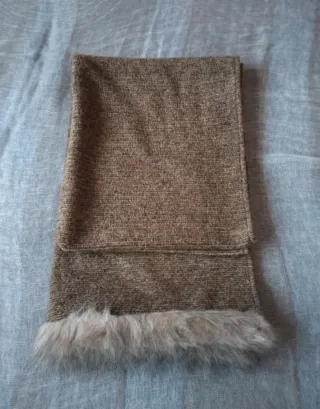 Bufanda Parfois marrón con pelo