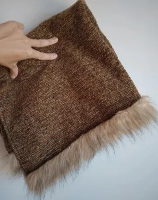 Bufanda Parfois marrón con pelo