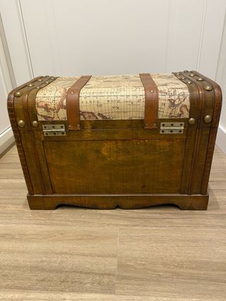 Baúl de madera con mapa vintage