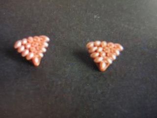 Pendientes triangulares marrones y rosas