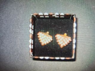 Pendientes triangulares marrones y rosas