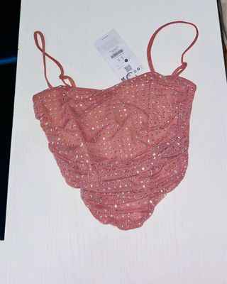 Top con pedrería rosa talla S