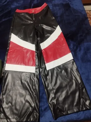 Pantalón ancho cuero sintético