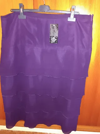 Falda morada volantes