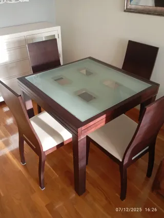 Mesa de comedor y 4 sillas de cuero