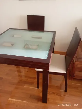 Mesa de comedor y 4 sillas de cuero