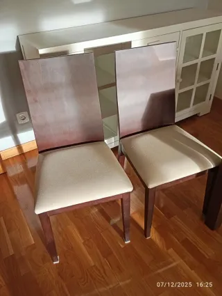 Mesa de comedor y 4 sillas de cuero