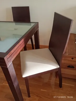 Mesa de comedor y 4 sillas de cuero