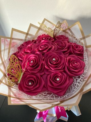 Ramo de rosas eternas con mariposas