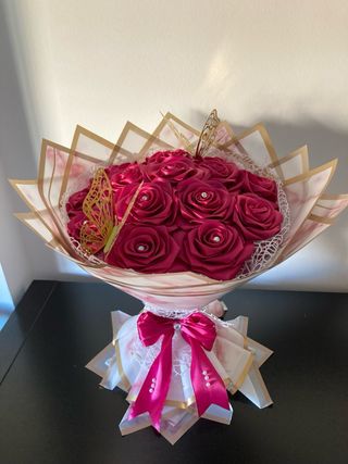 Ramo de rosas eternas con mariposas