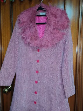 Abrigo rosa con cuello de pelo