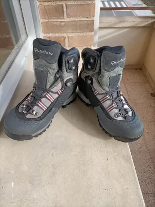Botas de montaña Quechua grises y rojas