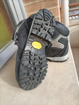 Botas de montaña Quechua grises y rojas