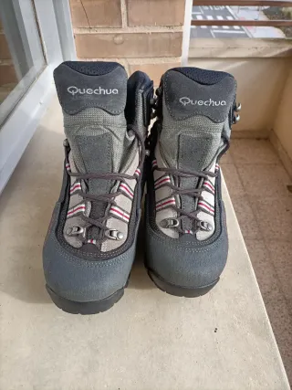 Botas de montaña Quechua grises y rojas