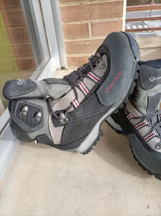 Botas de montaña Quechua grises y rojas