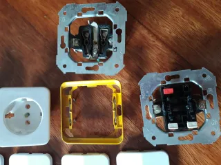 Marcos y tapas para mecanismos eléctricos