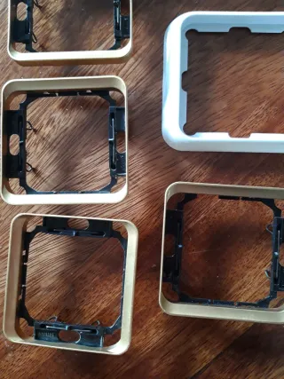 Marcos y tapas para mecanismos eléctricos