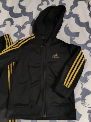 Chándal Adidas niño negro y dorado talla 4 años