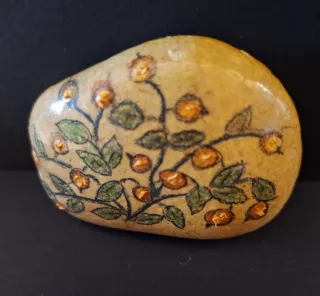 Pietre dipinte a mano con fiori e scritte