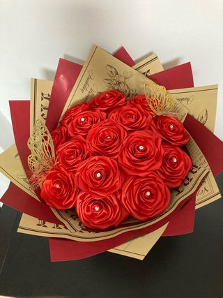 Ramo de rosas eternas rojas