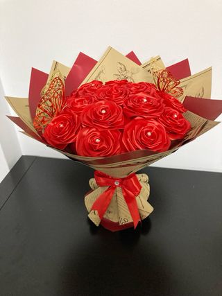 Ramo de rosas eternas rojas