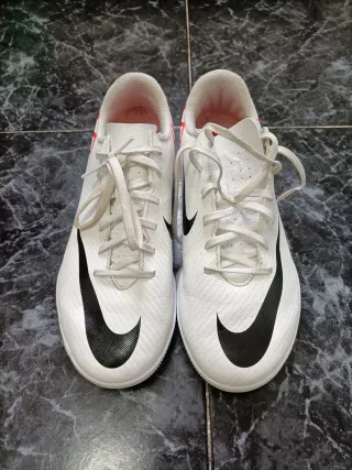 Botas de fútbol Nike blancas y rojas