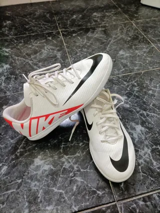Botas de fútbol Nike blancas y rojas