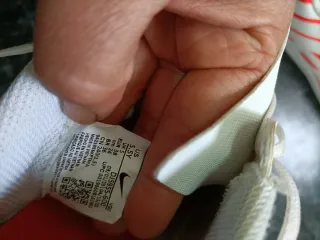 Botas de fútbol Nike blancas y rojas