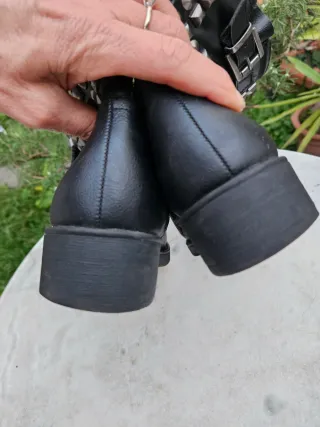 Stivaletti donna con borchie e fibbia misura 41