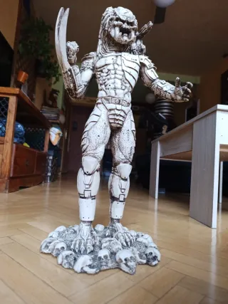 Escultura Predator con base de calaveras