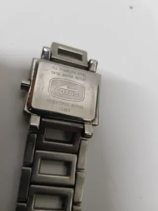 Reloj Lotus Rectangular Rojo y Plateado