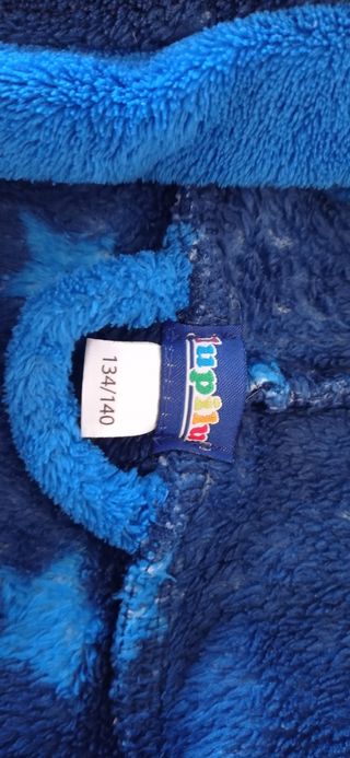 Bata azul con estrellas para niño