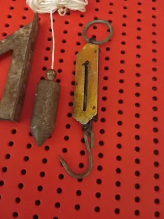 Herramientas antiguas: escuadra, plomada, báscula