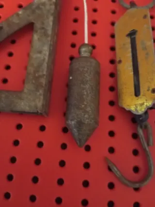 Herramientas antiguas: escuadra, plomada, báscula