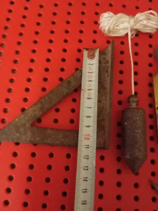 Herramientas antiguas: escuadra, plomada, báscula