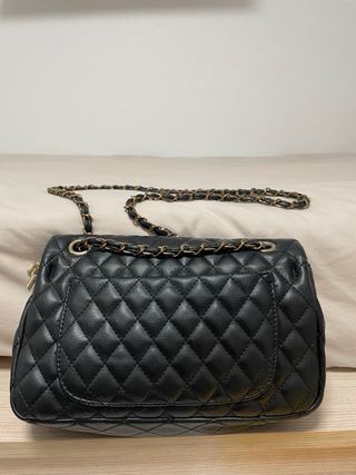 Bolso negro acolchado con cadena dorada
