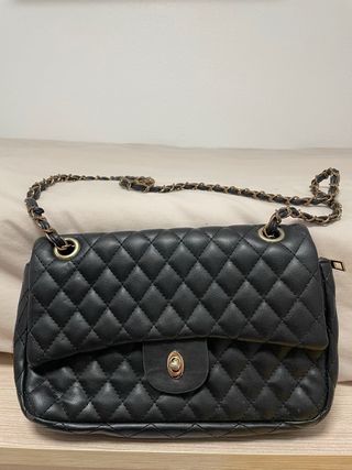 Bolso negro acolchado con cadena dorada