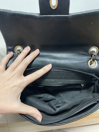 Bolso negro acolchado con cadena dorada