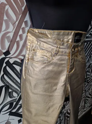 Vaqueros dorados Bershka T32