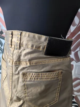 Vaqueros dorados Bershka T32