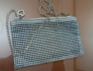 Bolso de fiesta plateado con cadena. 19 por 14 cm
